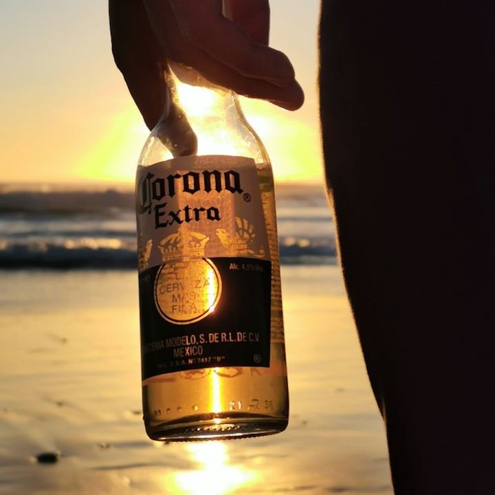 Cerveja gelada na praia ao pôr do sol